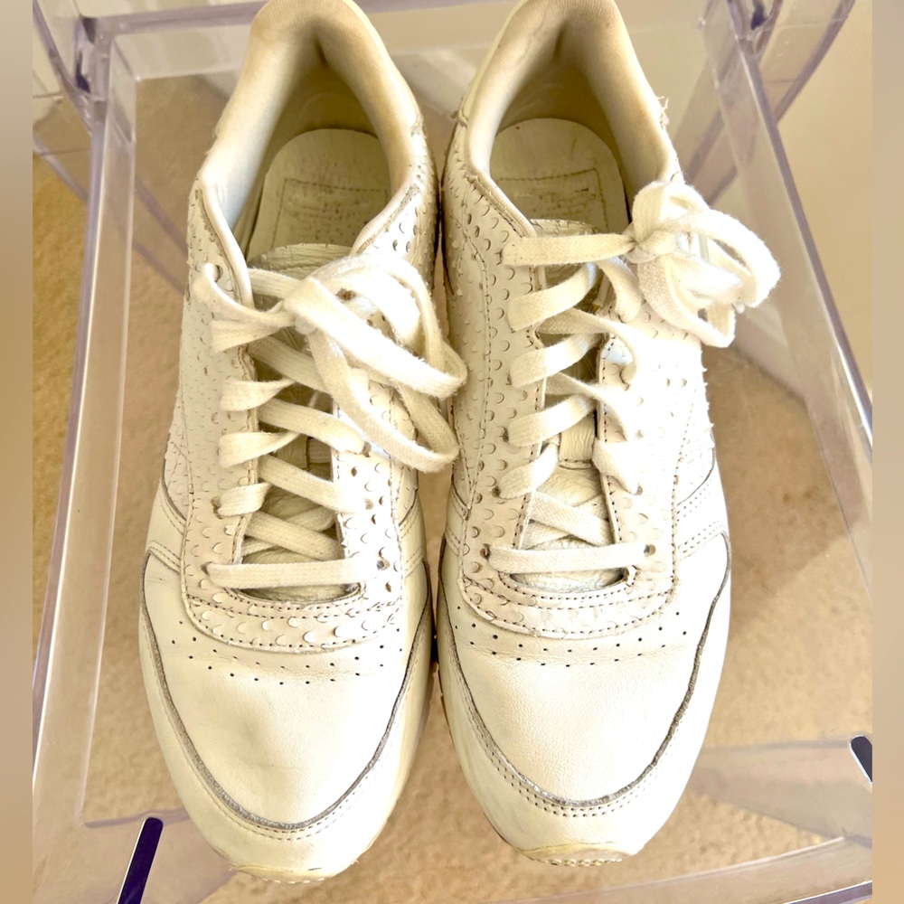 Genuine leather REEBOK classic sneakers in white. Size 9